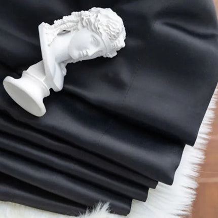 Černý zatemňovací závěs do obýváku Tisto