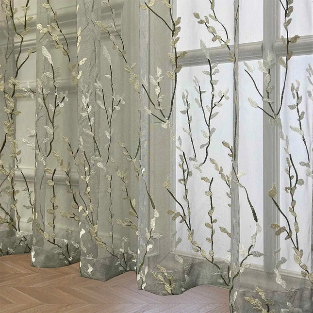 Záclona s výšivkou jemných větviček