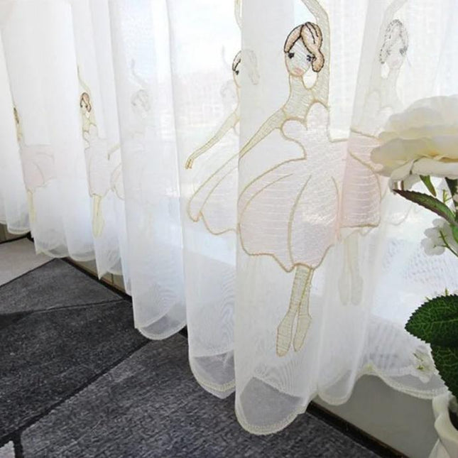 Dětská záclona s vyšívanými baletkami