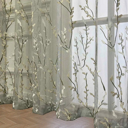 Záclona s výšivkou jemných větviček