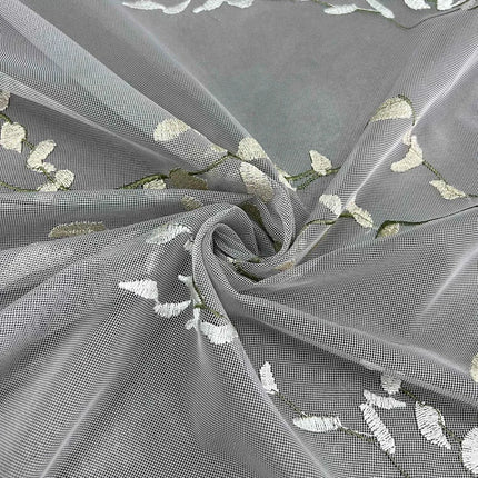 Záclona s výšivkou jemných větviček