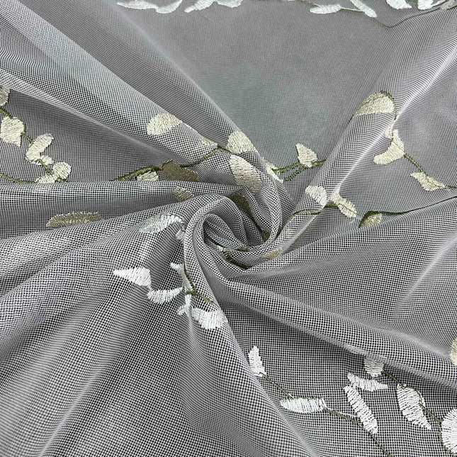 Záclona s výšivkou jemných větviček