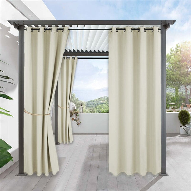 Světlý venkovní závěs na zakrytí terasy