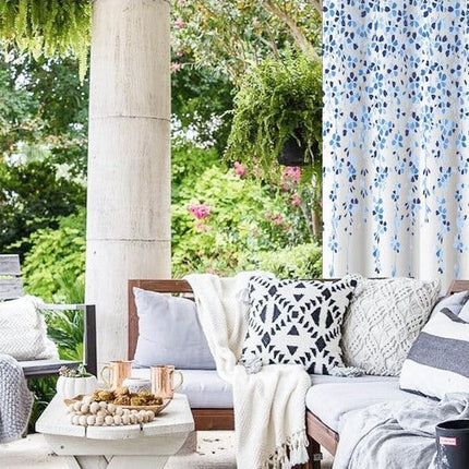 Bílý venkovní závěs s modrými květy