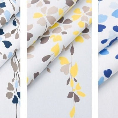 Bílý venkovní závěs s modrými květy