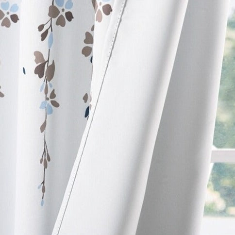 Bílý venkovní závěs s modrými květy