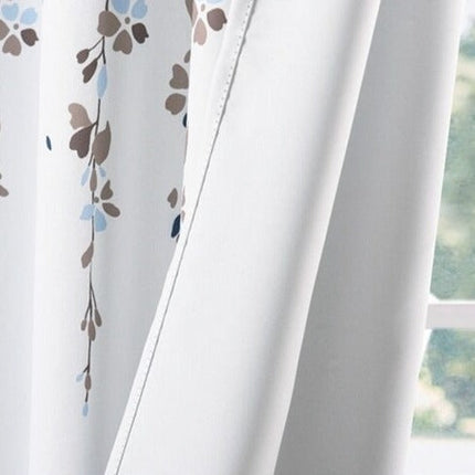 Bílý venkovní závěs s modrými květy