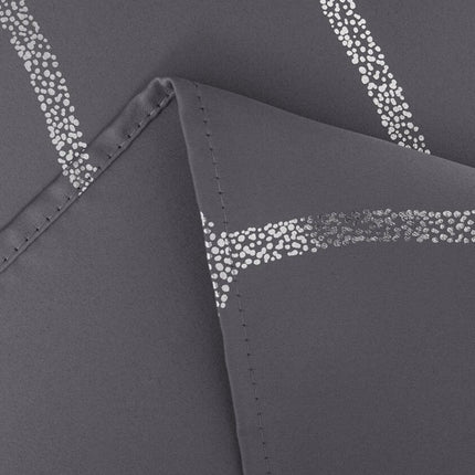 Zatemňovací závěs s geometrickým stříbrným vzorem