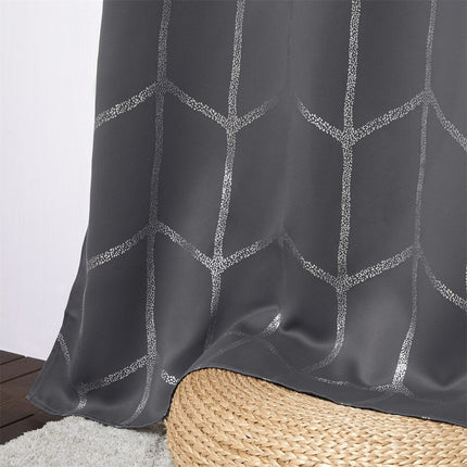 Zatemňovací závěs s geometrickým stříbrným vzorem