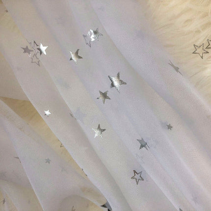 Průsvitná záclona se stříbrnými hvězdami