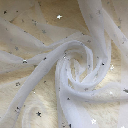 Průsvitná záclona se stříbrnými hvězdami