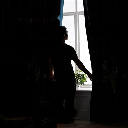 Hnědý venkovní závěs na pergolu kroužky