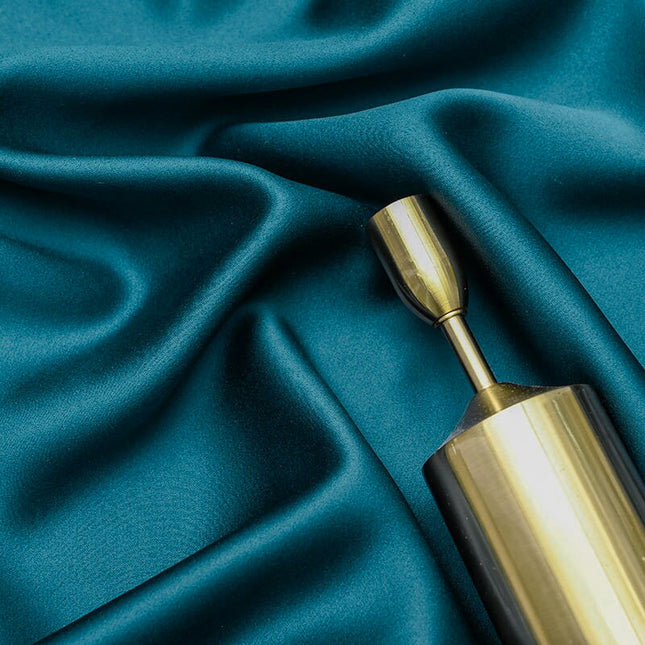 Modrý sametový zatemňovací závěs s výšivkou