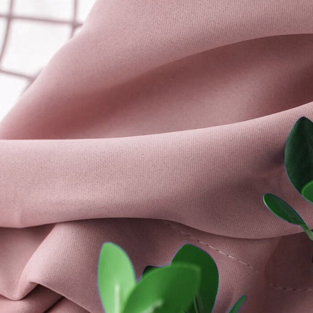 Starorůžový zatemňovací závěs do ložnice