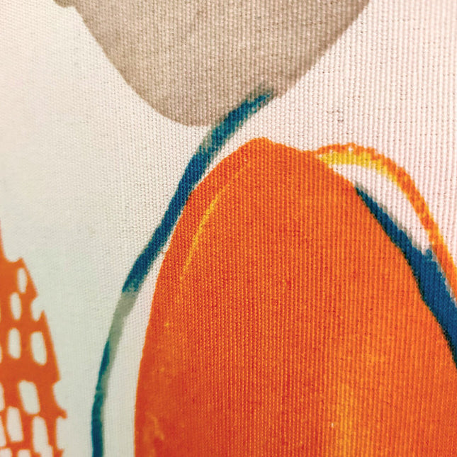 Barevný závěs s abstraktním vzorem