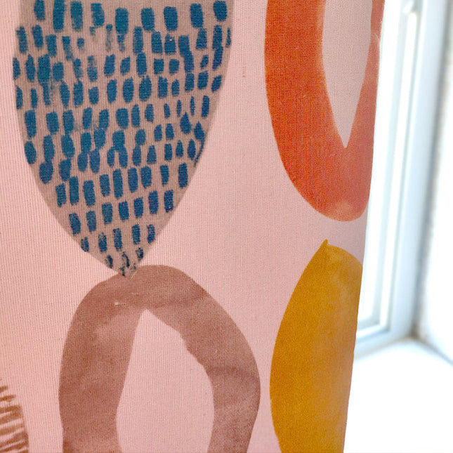 Barevný závěs s abstraktním vzorem