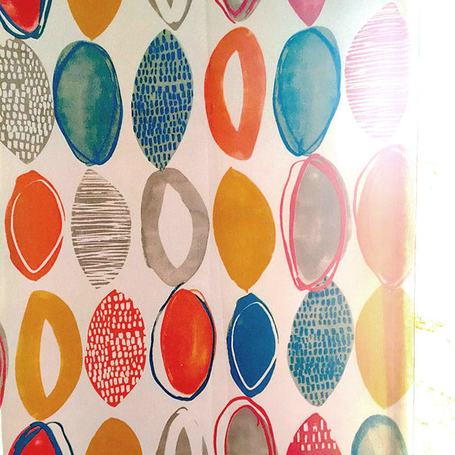 Barevný závěs s abstraktním vzorem