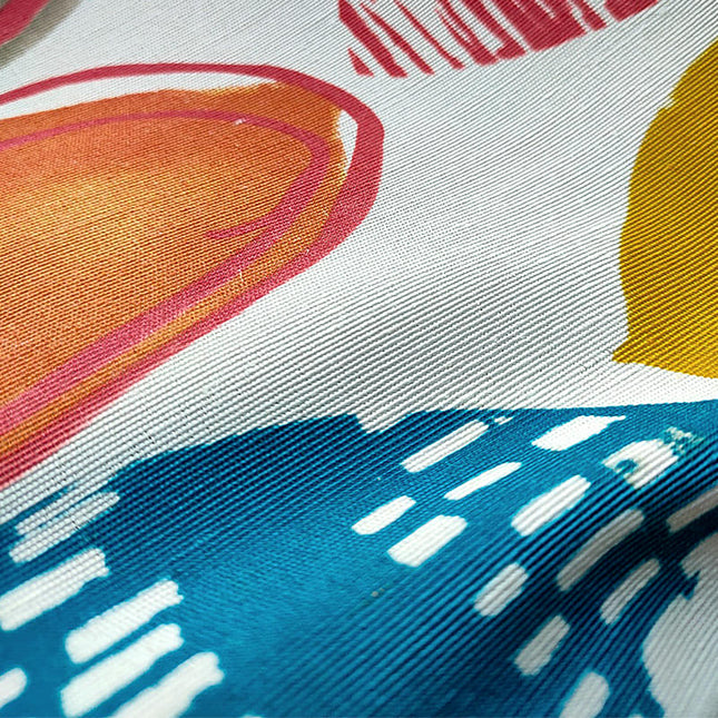 Barevný závěs s abstraktním vzorem