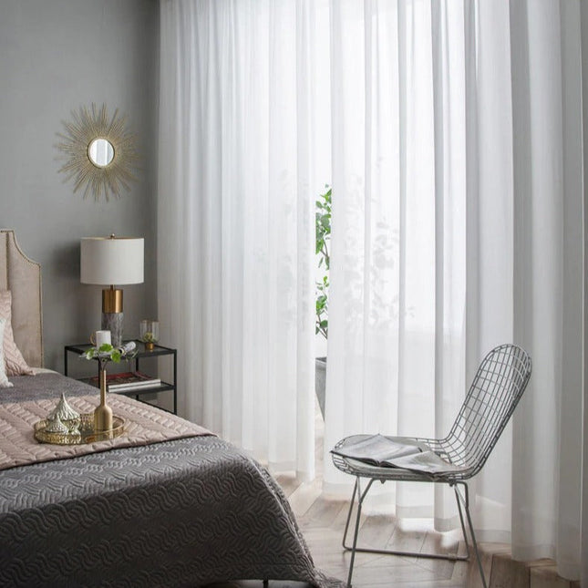 Jednoduchá bílá průsvitná záclona