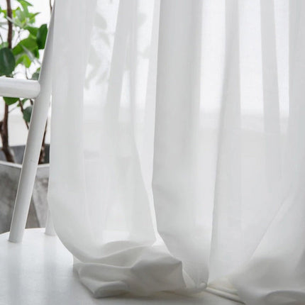 Jednoduchá bílá průsvitná záclona