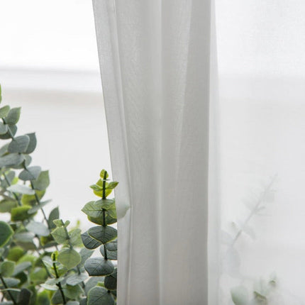 Jednoduchá bílá průsvitná záclona