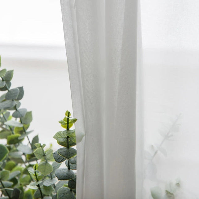 Jednoduchá bílá průsvitná záclona