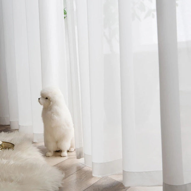 Jednoduchá bílá průsvitná záclona