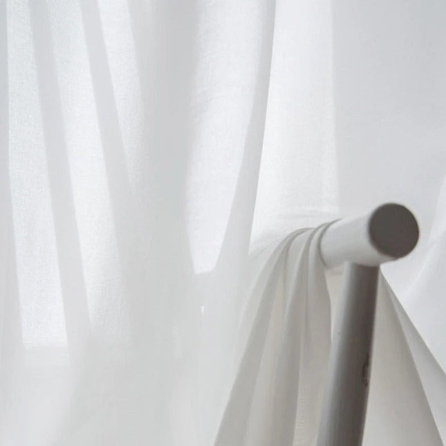 Jednoduchá bílá průsvitná záclona