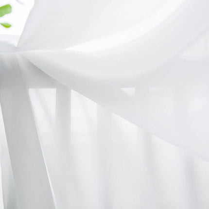 Jednoduchá bílá průsvitná záclona