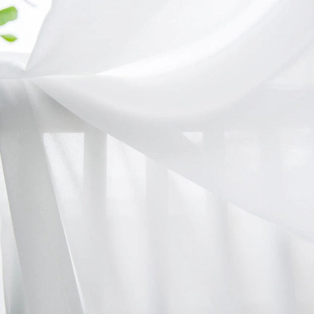 Jednoduchá bílá průsvitná záclona