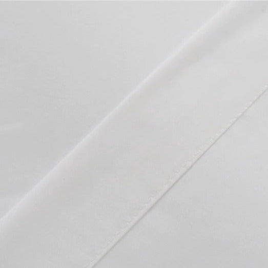 Jednoduchá bílá průsvitná záclona