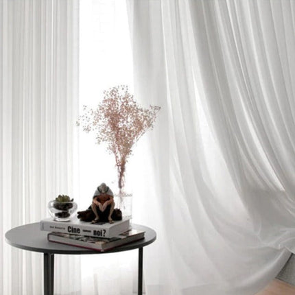 Jednoduchá bílá průsvitná záclona
