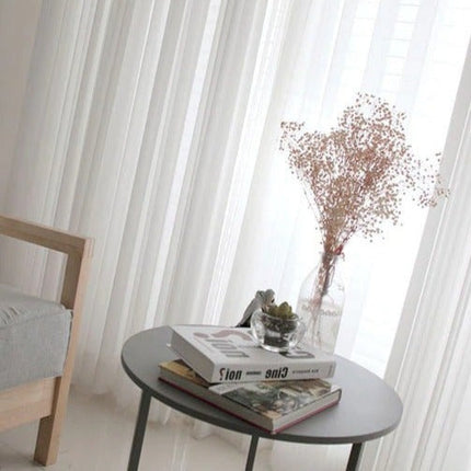 Jednoduchá bílá průsvitná záclona